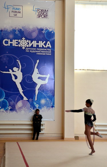 A parent watches a gymnast performing. (People’s Daily Online/Xu Xinghan)