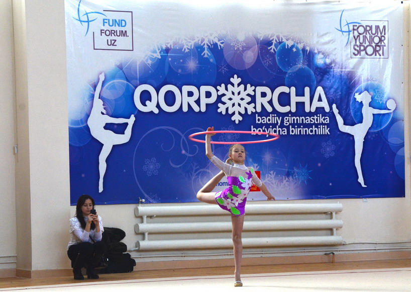 A gymnast performs in a competition. (People’s Daily Online/Xu Xinghan)