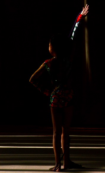 A gymnast performs in a competition. (People’s Daily Online/Xu Xinghan)