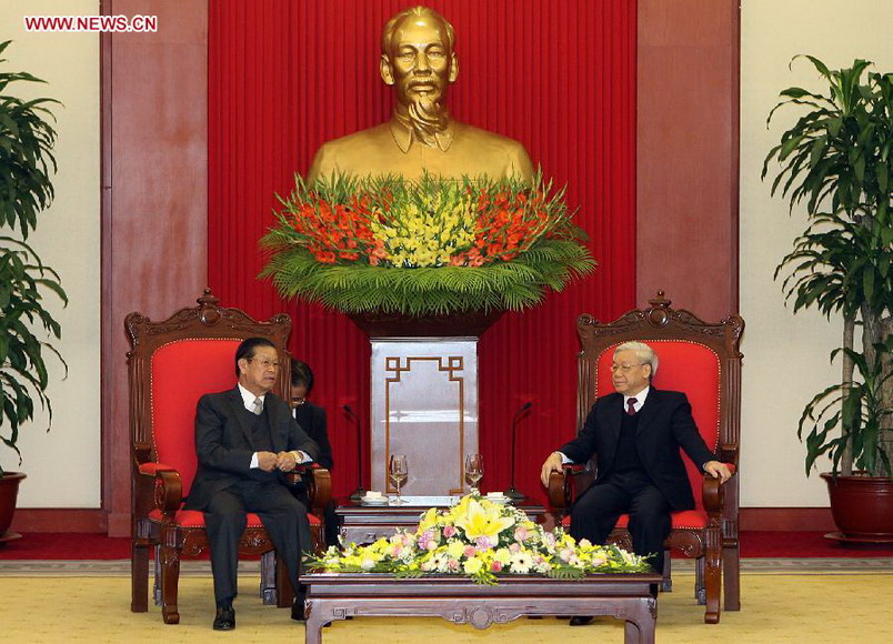 General secretary of the Communist Party of Vietnam (CPV) Central Committee Nguyen Phu Trong (R) shakes hands with visiting Lao Deputy Prime Minister Somsavat Lengsavad in Hanoi, capital of Vietnam, Dec. 20, 2012. (Xinhua/VNA)