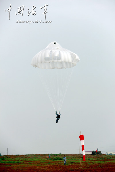 A Marine Corps brigade under the Navy of the People's Liberation Army (PLA) conducts 800 meters high-altitude parachute training, in a bid to enhance troop's airborne combat capability. (navy.81.cn/Yu Huangwei, Yan Jialuo, Zhou Qichun) 