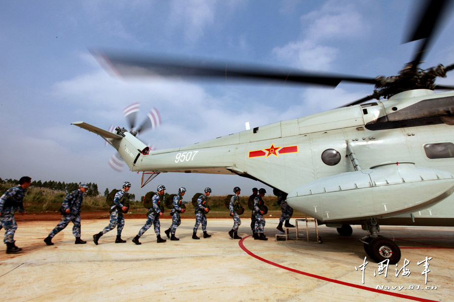 A Marine Corps brigade under the Navy of the People's Liberation Army (PLA) conducts 800 meters high-altitude parachute training, in a bid to enhance troop's airborne combat capability. (navy.81.cn/Yu Huangwei, Yan Jialuo, Zhou Qichun) 