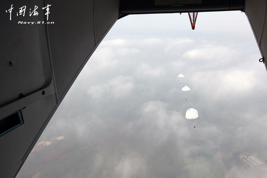 A Marine Corps brigade under the Navy of the People's Liberation Army (PLA) conducts 800 meters high-altitude parachute training, in a bid to enhance troop's airborne combat capability. (navy.81.cn/Yu Huangwei, Yan Jialuo, Zhou Qichun) 