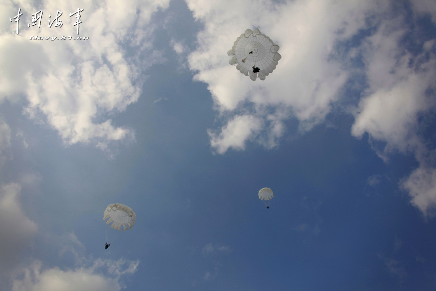 A Marine Corps brigade under the Navy of the People's Liberation Army (PLA) conducts 800 meters high-altitude parachute training, in a bid to enhance troop's airborne combat capability. (navy.81.cn/Yu Huangwei, Yan Jialuo, Zhou Qichun) 