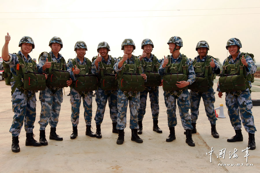 A Marine Corps brigade under the Navy of the People's Liberation Army (PLA) conducts 800 meters high-altitude parachute training, in a bid to enhance troop's airborne combat capability. (navy.81.cn/Yu Huangwei, Yan Jialuo, Zhou Qichun) 