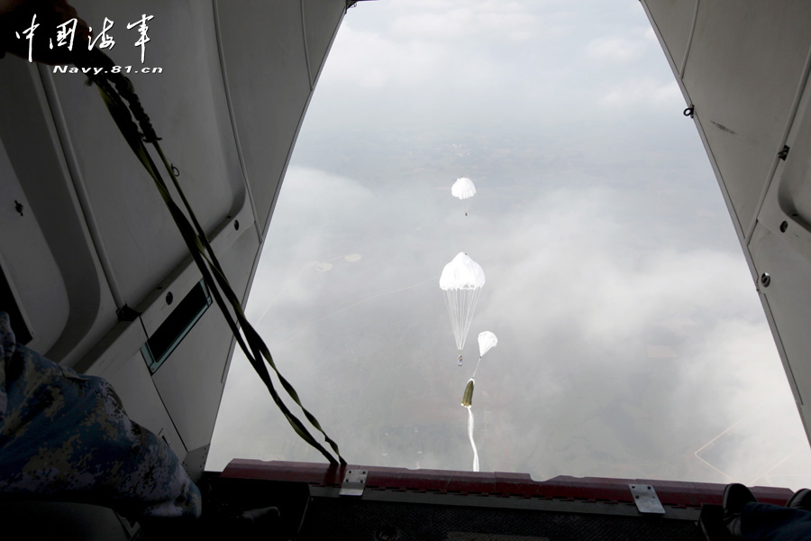 A Marine Corps brigade under the Navy of the People's Liberation Army (PLA) conducts 800 meters high-altitude parachute training, in a bid to enhance troop's airborne combat capability. (navy.81.cn/Yu Huangwei, Yan Jialuo, Zhou Qichun) 