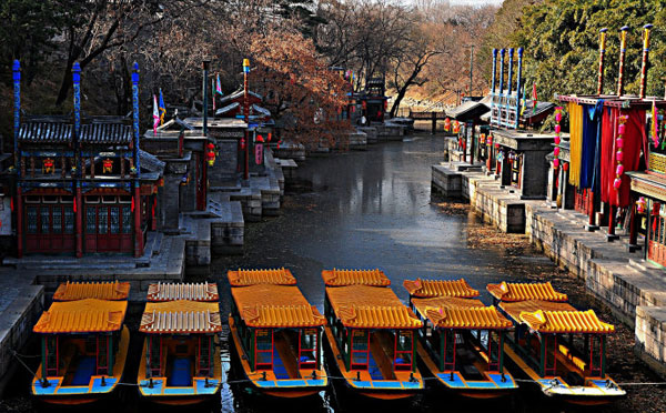 Best known for its summer allure, The Summer Palace in Beijing shows another side of its beauty in the silence of winter as shown in this group of photos taken in early December. (Photo: CRIENGLISH.com/Song Xiaofeng)