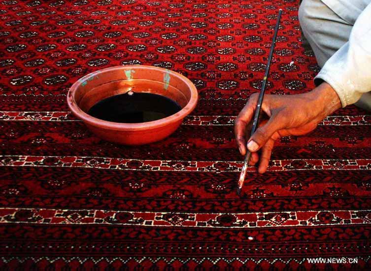 A Pakistani man paints a hand-made carpet at a local carpet factory in northwest Pakistan's Peshawar, Dec. 20, 2012. According to reports, Pakistan's carpet exports have witnessed a huge decline of more than 50 percent during the last five years. (Xinhua/Ahmad Sidique)
