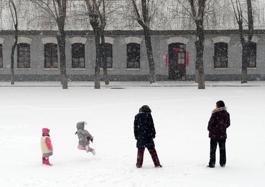 People play in the snow in Taiyuan, capital of north China's Shanxi Province, Dec. 20, 2012. Most parts of Shanxi witnessed a heavy snow on Thursday. (Xinhua/Yan Yan) 