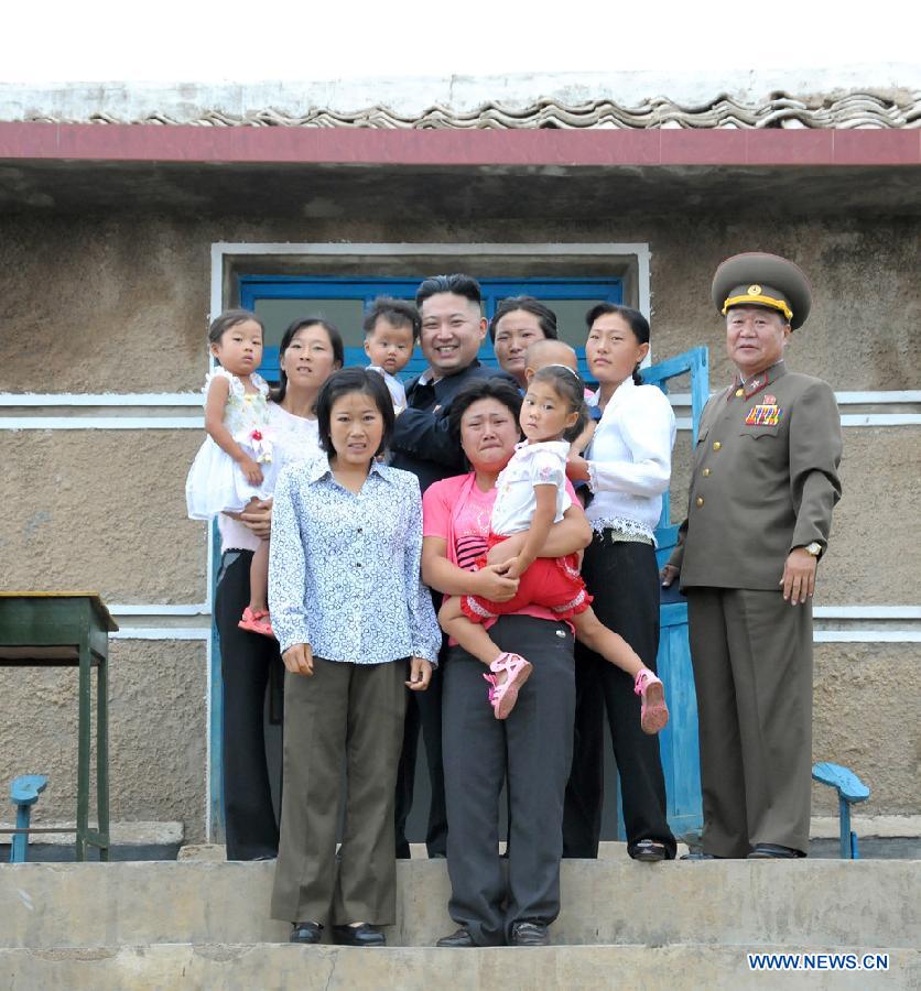 Kim Jong Un (C, back), top leader of the Democratic People's Republic of Korea (DPRK), inspects the unit of the Korean People's Army (KPA) on the DRPK's border Mu Islet on the southwest front in this photo released by DPRK's official news agency KCNA on Aug. 19, 2012. (Xinhua/KCNA)