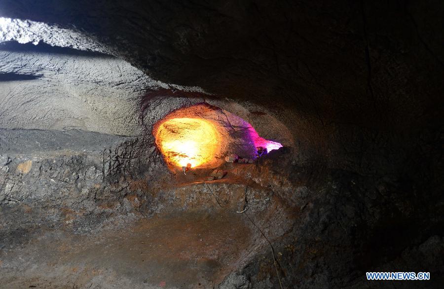 Photo shows the interior scene at the Xianren Cave in Dayuan Township of Wannian County, east China's Jiangxi Province. Xianren Cave is the location for historically important finds of prehistoric pottery sherds and rice remains. (Xinhua/Zhou Ke) 