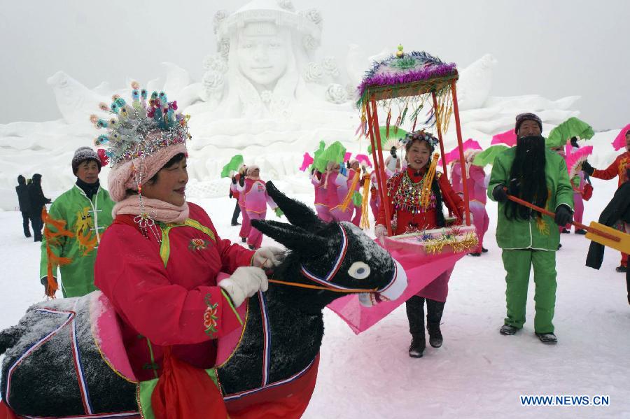 Folk artists perform at the 25th Harbin Sun Island International Snow Sculpture Art Expo. in Harbin, capital of northeast China's Heilongjiang Province, Dec. 21, 2012. The expo kicked off on Friday. (Xinhua/Wang Feng) 