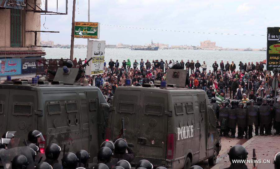 Egyptian riot police try to quell clashes between Islamists and their opponents in Egypt's northern seaside city of Alexandria on Dec. 21, 2012. The clashes came one day ahead of the second round of the country's constitutional referendum. (Xinhua/Wissam Nassar)