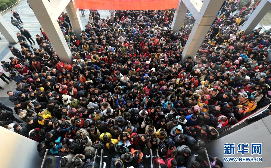 On Jan. 7, 2012, a total of 1.65 million people attend the postgraduate entrance exam, with a year-on-year increase of 9.6 percent.(Xinhua/Liu Junxi)