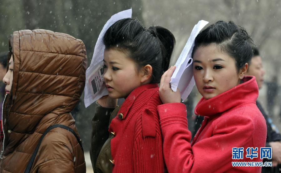 An entrance exam is held in Northwest Normal University in Lanzhou, capital of northwest China’s Gansu Province on Mar. 3, 2012. Only 180 out of 3820 candidates could be accepted.(Xinhua/Chen Ruomeng)