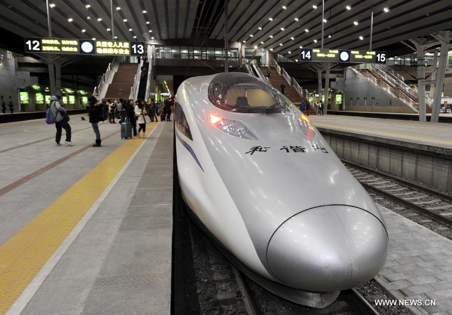 The G80 express train stops at the Beijing West Railway Station in Beijing, capital of China, Dec. 22, 2012. (Xinhua/Chen Yehua) 