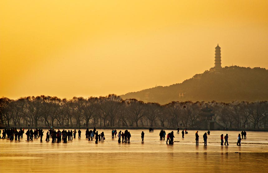 Photo "Kunming Lake in winter" taken by John Raymond Ching Tiam from the Philippines shows the peaceful winter scenery of Kunming Lake in Summer Palace. (China.org.cn/John Raymond)