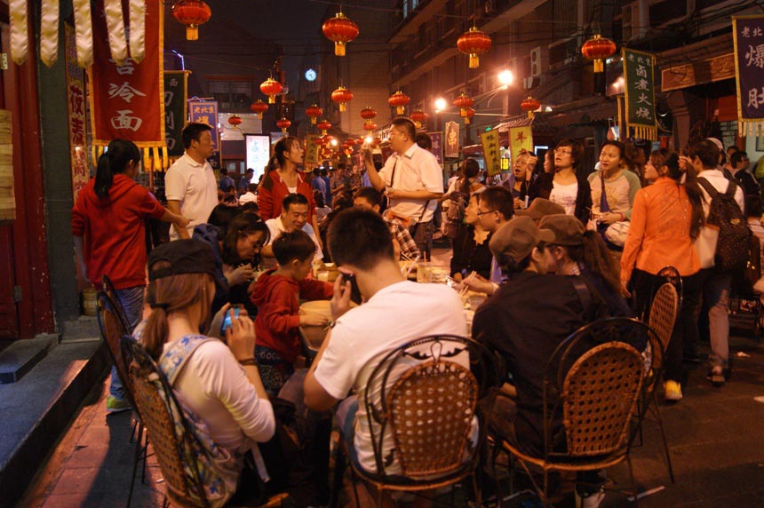"Family gathering in the middle of the crowds" shows the picture of many people enjoying a snack around Wangfujing in downtown Beijing. (China.org.cn/Yonathan Oktavianus)