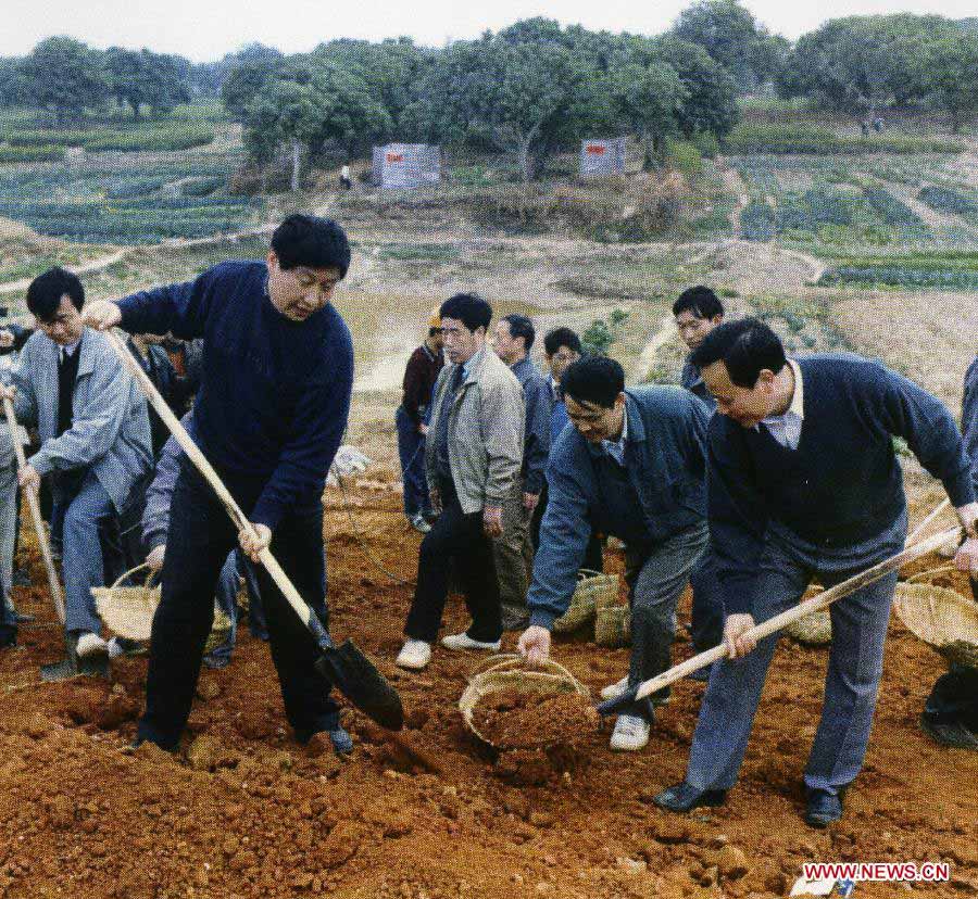 File photo taken in December 1995 shows Xi Jinping (1st L, front), then deputy secretary of the Fujian Provincial Committee of the Communist Party of China (CPC) and secretary of the CPC Fuzhou Municipal Committee, reinforces the downstream levee of the Minjiang River at Minhou County, southest China's Fujian Province. (Xinhua) 