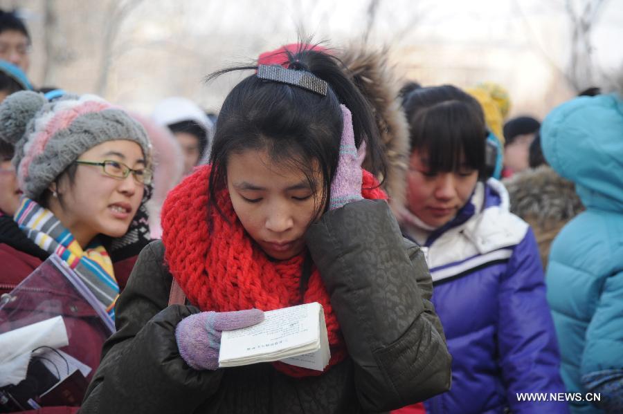 Candidates of National College English Test prepare for the exam at Liaocheng University in Liaocheng, east China's Shandong Province, Dec. 22, 2012. 