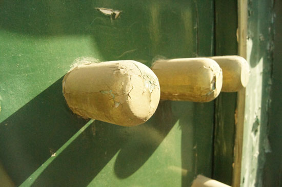 Decorative nails on the green leaf door at the Lingming Temple in Lanzhou, Gansu Province. (CRIENGLISH.com/Guo Jing)