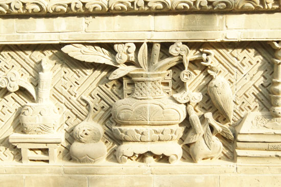 Intricate brick carving on a wall of the Lingming Temple in Lanzhou, Gansu Province. (CRIENGLISH.com/Guo Jing)