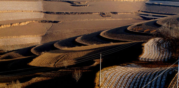 Northwest China's Gansu Province, spreading some 1600 kilometers across the Huangtu Plateau (The Loess Plateau), used to be an important passage along the Ancient Tea Horse Road. Today, its rigid yet majestic landscape still attracts numerous visitors who come in search of its historical relics and natural vistas. (CRIENGLISH.com/Sang Zhiqing)