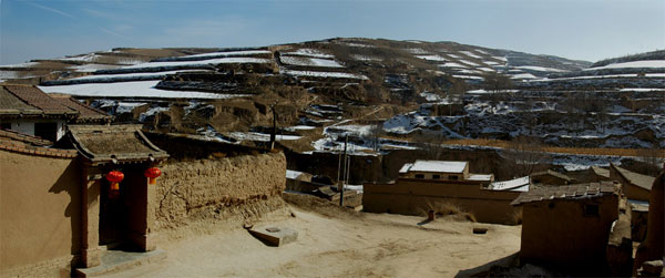 Northwest China's Gansu Province, spreading some 1600 kilometers across the Huangtu Plateau (The Loess Plateau), used to be an important passage along the Ancient Tea Horse Road. Today, its rigid yet majestic landscape still attracts numerous visitors who come in search of its historical relics and natural vistas. These photos taken recently by a local photographer show the Gobi Desert and sand dunes on the plateau covered by a thin layer of snow. (CRIENGLISH.com/Sang Zhiqing)