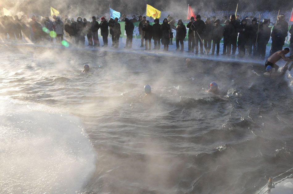 The 2012 China Halar Winter Swimming Tournament is held in Halar, Hulun Buir City in north China's Inner Mongolia Autonomous Region on the afternoon of Dec. 23, 2012. (People's Daily Online/Zeng Shurou)