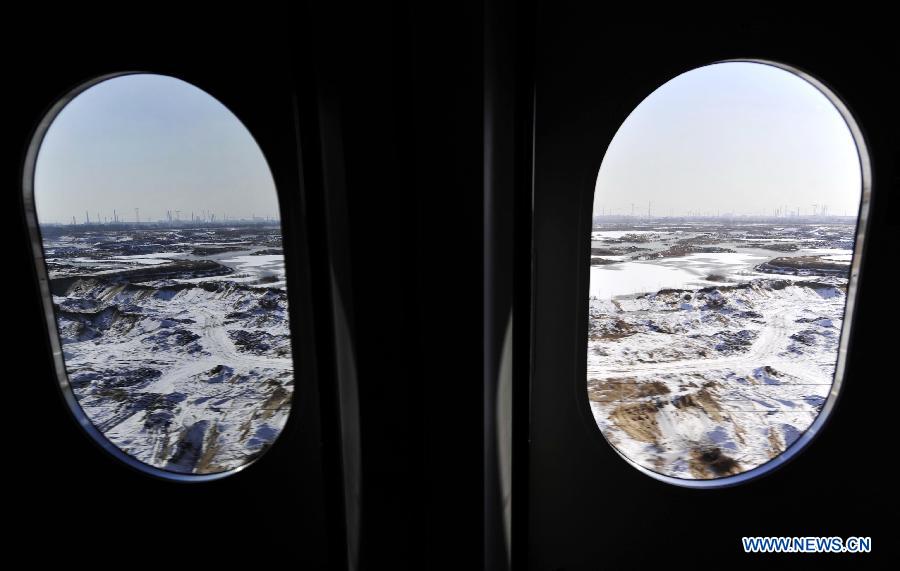 Photo taken on Dec. 23, 2012 shows the scenery outside the window of G79 express train during a trip to Guangzhou, capital of south China's Guangdong Province. (Xinhua/Chen Yehua)