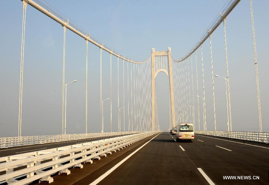 Vehicles run on the No.4 Nanjing Yangtze River Bridge in Nanjing, capital of east China's Jiangsu Province, Dec. 24, 2012. The bridge was opened to traffic on Monday. The 28.966-kilometer-long suspension bridge supported by two towers and three spans, has a 1,418-meter-long main span, the longest among the same kind bridges in China and the third longest in the world. (Xinhua/Sun can)  