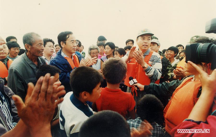 File photo taken on Aug. 20, 1998 shows Zhang Dejiang (R) visits flood-affected people to direct the disaster relief work in Gashigen Township of Zhenlai County in northeast China's Jilin Province. (Xinhua) 