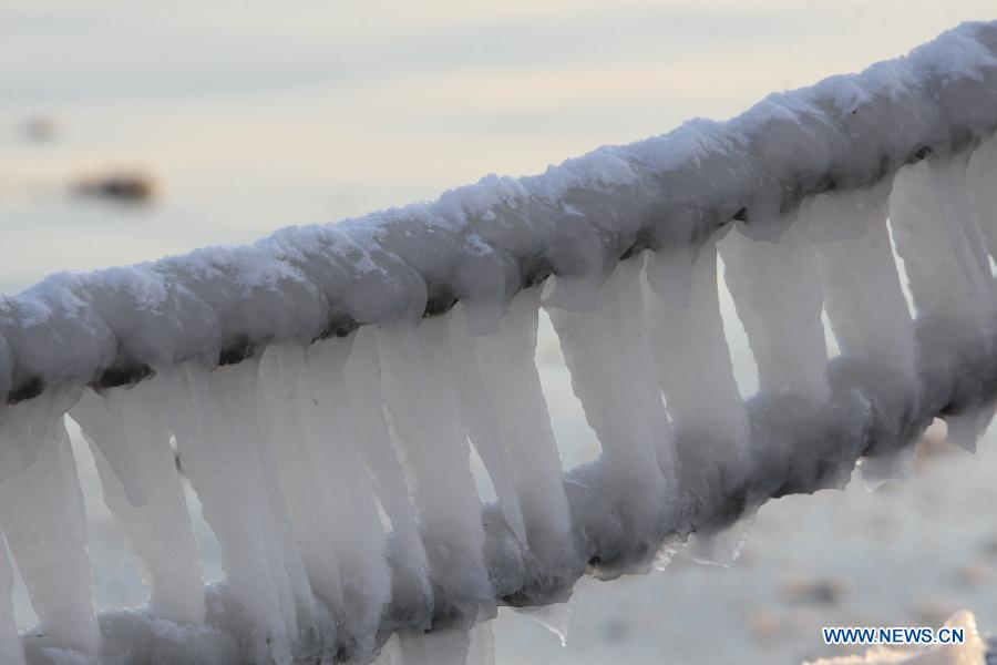 Photo taken on Dec. 24, 2012 shows the icicles by the sea in Yantai, a coastal city in east China's Shandong Province. (Xinhua/Shen Jizhong)