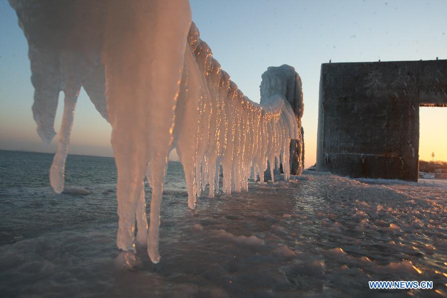 Photo taken on Dec. 24, 2012 shows the icicles by the sea in Yantai, a coastal city in east China's Shandong Province. (Xinhua/Shen Jizhong)