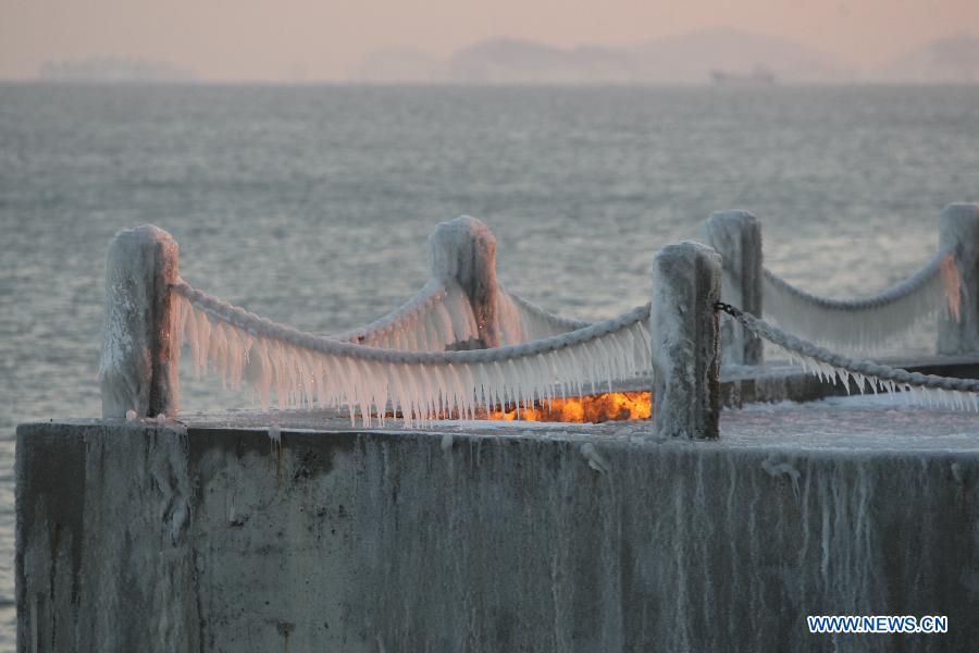 Photo taken on Dec. 24, 2012 shows the icicles by the sea in Yantai, a coastal city in east China's Shandong Province. (Xinhua/Shen Jizhong)