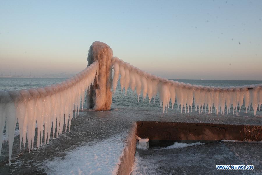 Photo taken on Dec. 24, 2012 shows the icicles by the sea in Yantai, a coastal city in east China's Shandong Province. (Xinhua/Shen Jizhong)