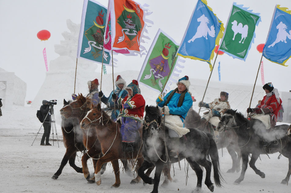 Photo taken on Dec. 24 shows performances at the opening ceremony of 2012 Inner Mongolia Winter Ice and Snow Nadam Fair as well as the Fire Sacrifice Festival of Chenbaerhu Grassland in Hulun Buir, north China's Inner Mongolia Autonomous Region. (People's Daily Online/Zeng Shurou)