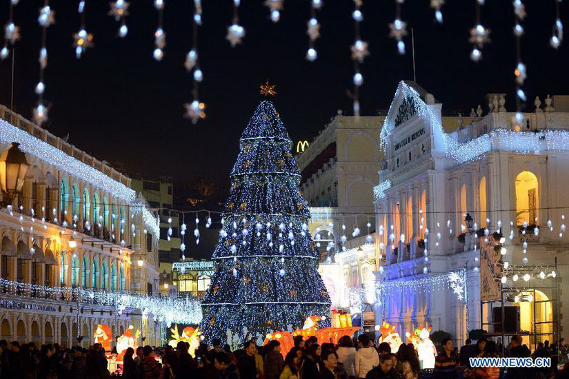 Christmas decorations and lights are seen at the Senado Square in south China's Macao, Dec. 24, 2012. (Xinhua/Cheong Kam Ka)