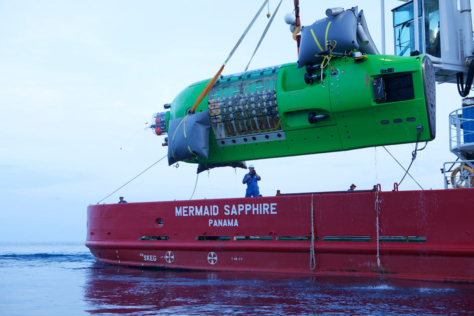 James Cameron, the world-notched Hollywood director, takes the Deepsea Challenger to dive into 10,898-meter-deep Mariana Trench in Western Pacific on Mar. 26, 2012. He is the first man to reach the “the deepest place in the world” alone. According to his partner National Geographic Society, the Trench remains dark with low temperature and the water pressure is 1,000 times barometric pressure.(Xinhua/Reuters)