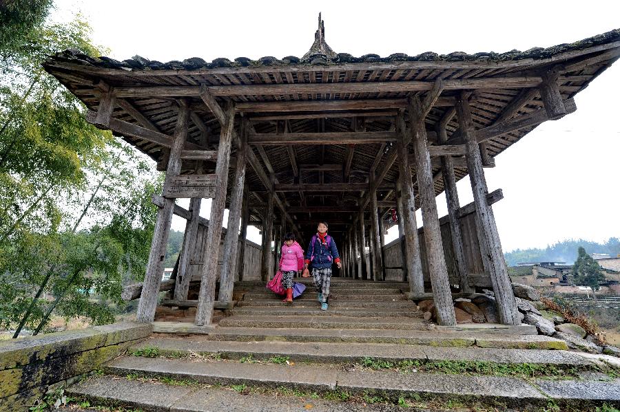 Wan'an Bridge, a timber arch lounge bridge, is seen in Changqiao Village of Pingnan County, southeast China's Fujian Province, Dec. 21, 2012.  (Xinhua/Zhang Guojun) 