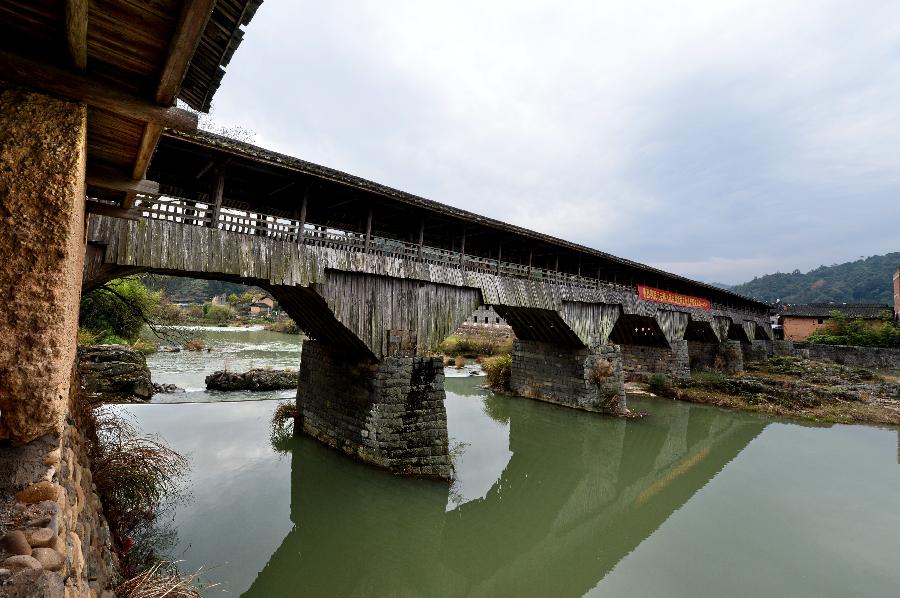 Wan'an Bridge, a timber arch lounge bridge, is seen in Changqiao Village of Pingnan County, southeast China's Fujian Province, Dec. 21, 2012.  (Xinhua/Zhang Guojun) 