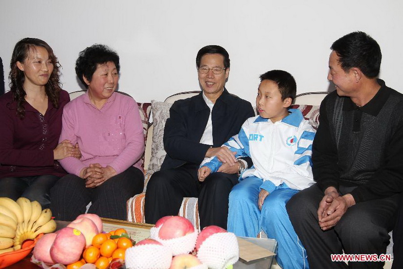 File photo taken on Jan. 16, 2012 shows Zhang Gaoli (C) visits Bao Zhenxing's family, a family with material difficulties, in Shuangjie New Village of Shuangjie Township in Beichen District of north China's Tianjin Municipality. (Xinhua/Song Ziming) 