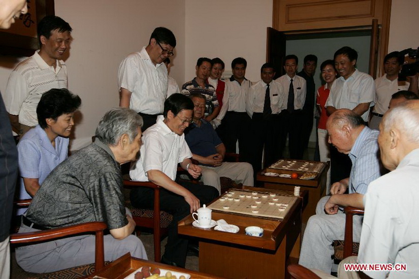 File photo taken on Aug. 5, 2008 shows Zhang Gaoli (2nd L, front) plays Chinese chess with Wu Zhen (2nd R), former director of the standing committee of the People's Congress of Tianjin Municipality, while visiting retired comrades of Tianjin. (Xinhua/Song Ziming) 