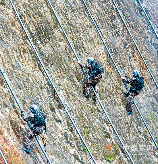 The officers and men of the No.4 Company of a regiment under the Nanjing Military Area Command (MAC) of the Chinese People's Liberation Army (PLA) are carrying out cliff-climbing training on December 20, 2012. (China Military Online/Wang Taojie)