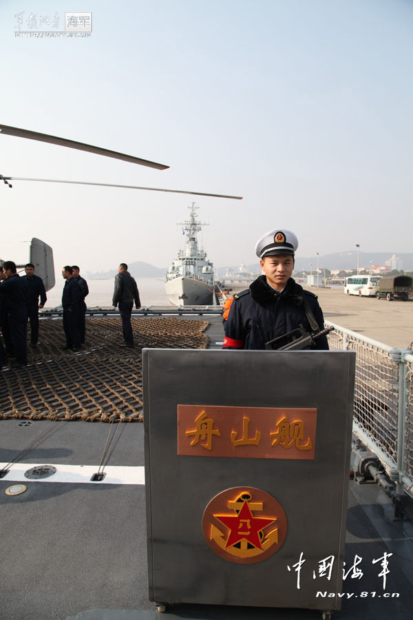 The "Zhoushan" warship of the Navy of the Chinese People's Liberation Army (PLA) is in busy training on the morning of December 24, 2012. The open day activity is scheduled to be held on the warship on the next day. (China Military Online)