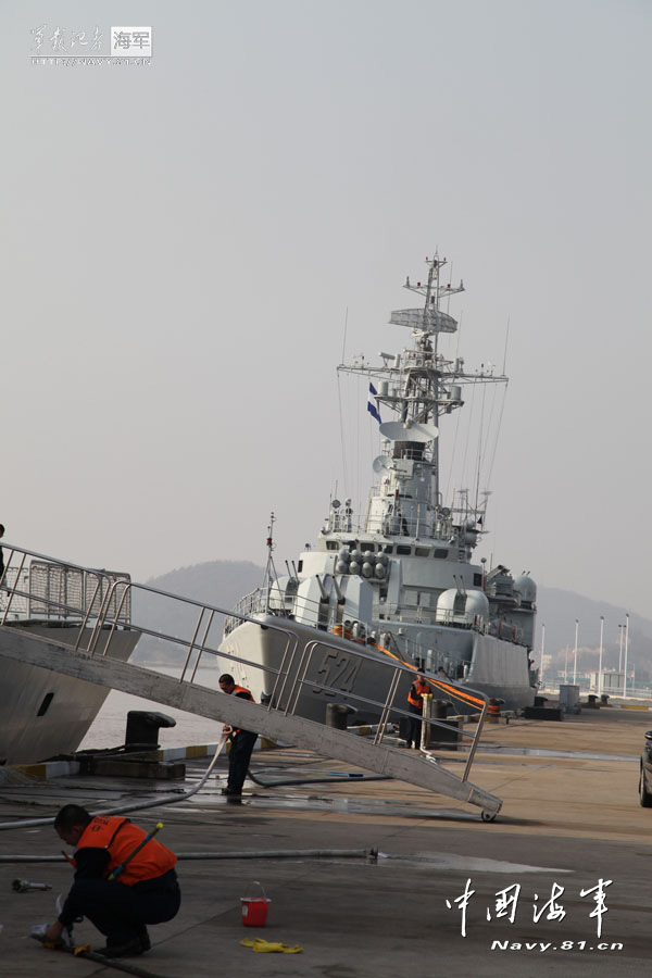 The "Zhoushan" warship of the Navy of the Chinese People's Liberation Army (PLA) is in busy training on the morning of December 24, 2012. The open day activity is scheduled to be held on the warship on the next day. (China Military Online)