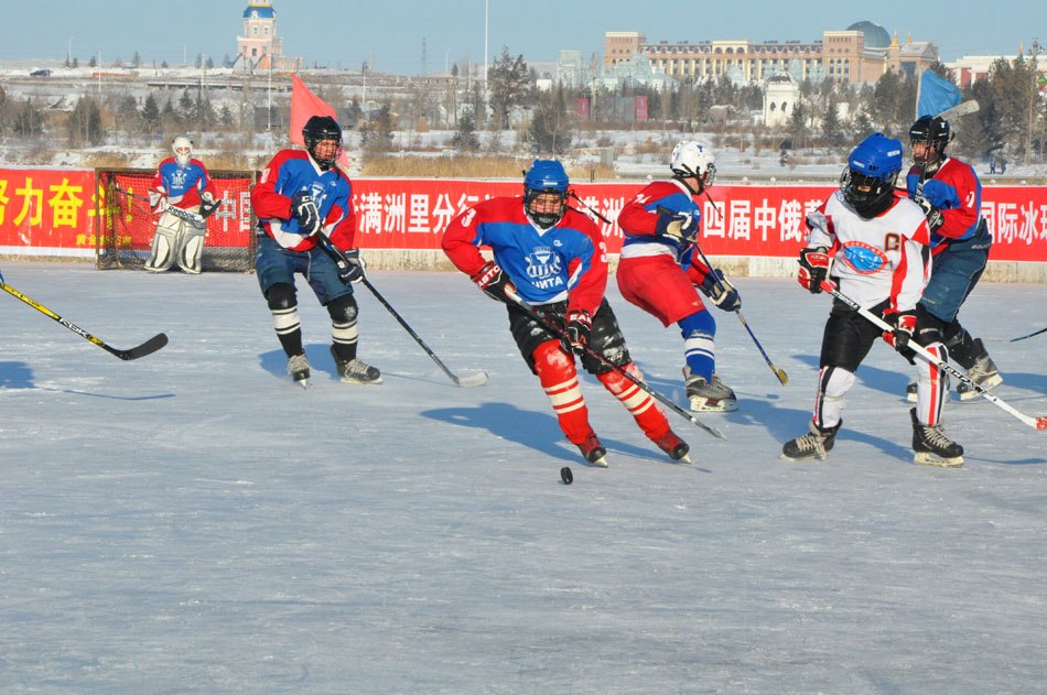 Youths from China and Russia participate in a Sino-Russian youth ice hockey friendly match in North Lake Park in Manzhouli, Inner Mongolia, north China.(Photo by Zeng Shurou/ People's Daily Online)