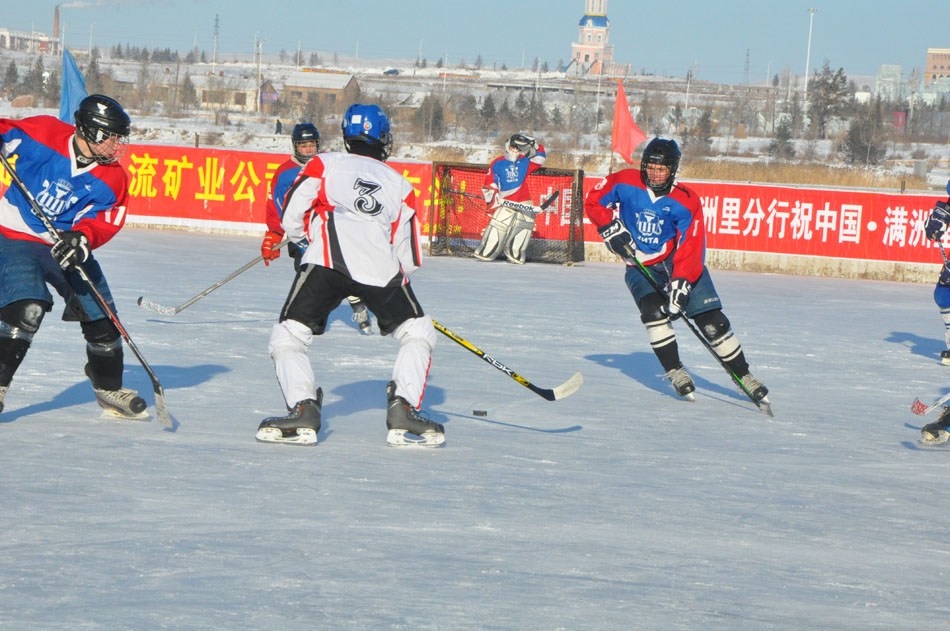 Youths from China and Russia participate in a Sino-Russian youth ice hockey friendly match in North Lake Park in Manzhouli, Inner Mongolia, north China.(Photo by Zeng Shurou/ People's Daily Online)