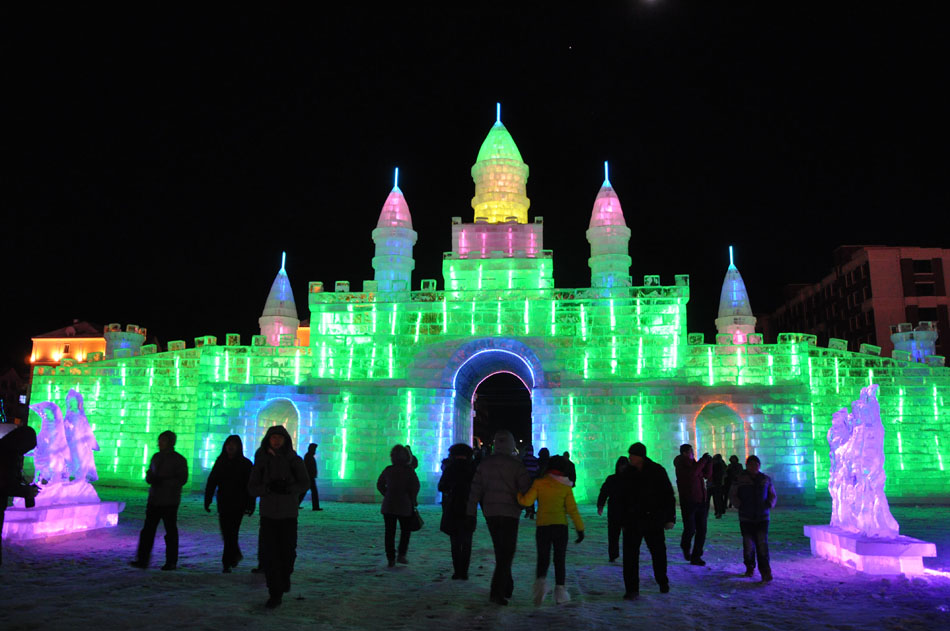 Photo shows ice sculptures in the theme park of the 14th China-Russia-Mongolia International Ice and Snow Festival in Manzhouli, Hulun Buir in north China's Inner Mongolia Autonomous Region on December 25. (People's Daily Online/Zeng Shurou)