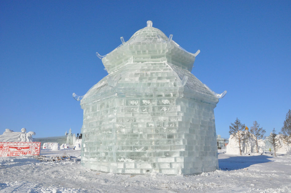 Photo shows an ice sculpture in the theme park of the 14th China-Russia-Mongolia International Ice and Snow Festival in Manzhouli, Hulun Buir in north China's Inner Mongolia Autonomous Region on December 25. (People's Daily Online/Zeng Shurou)